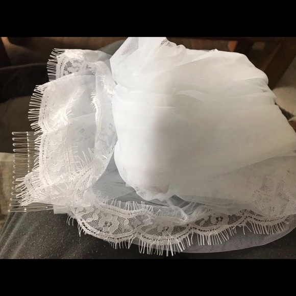 Unique Short Wedding Veil White or ivory - Picture 3 of 3